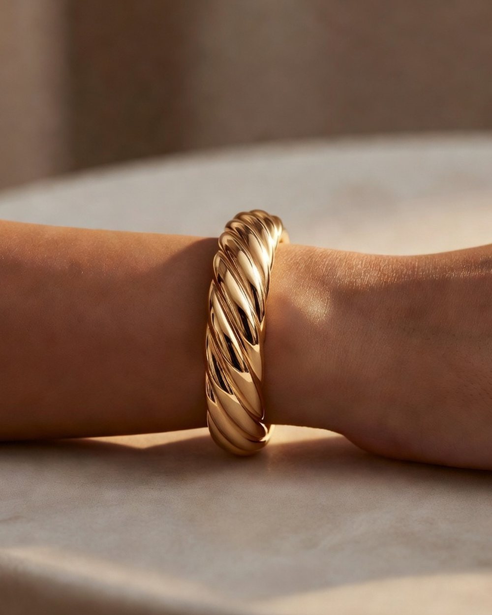 Bracelet jonc torsadé doré