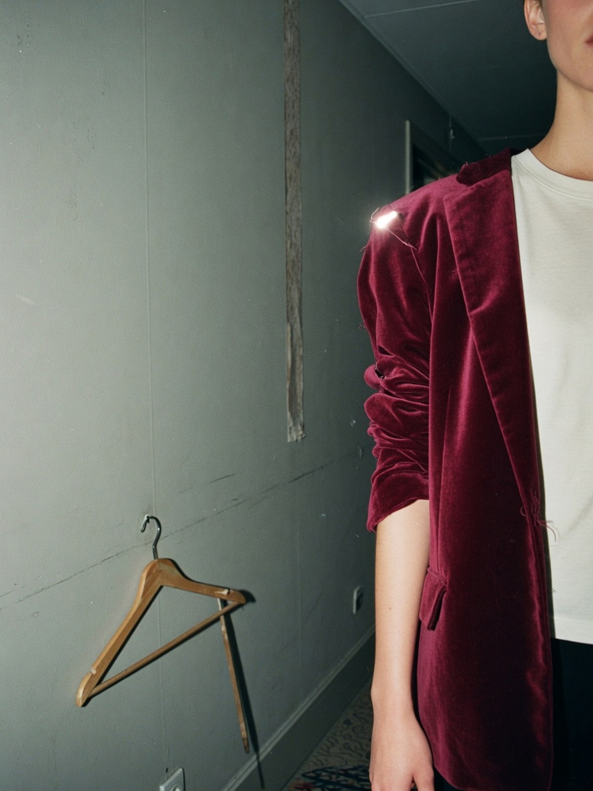Blazer oversize en velours bordeaux porté de façon souple sur un tee-shirt, cadré des épaules aux bras, sans visage
