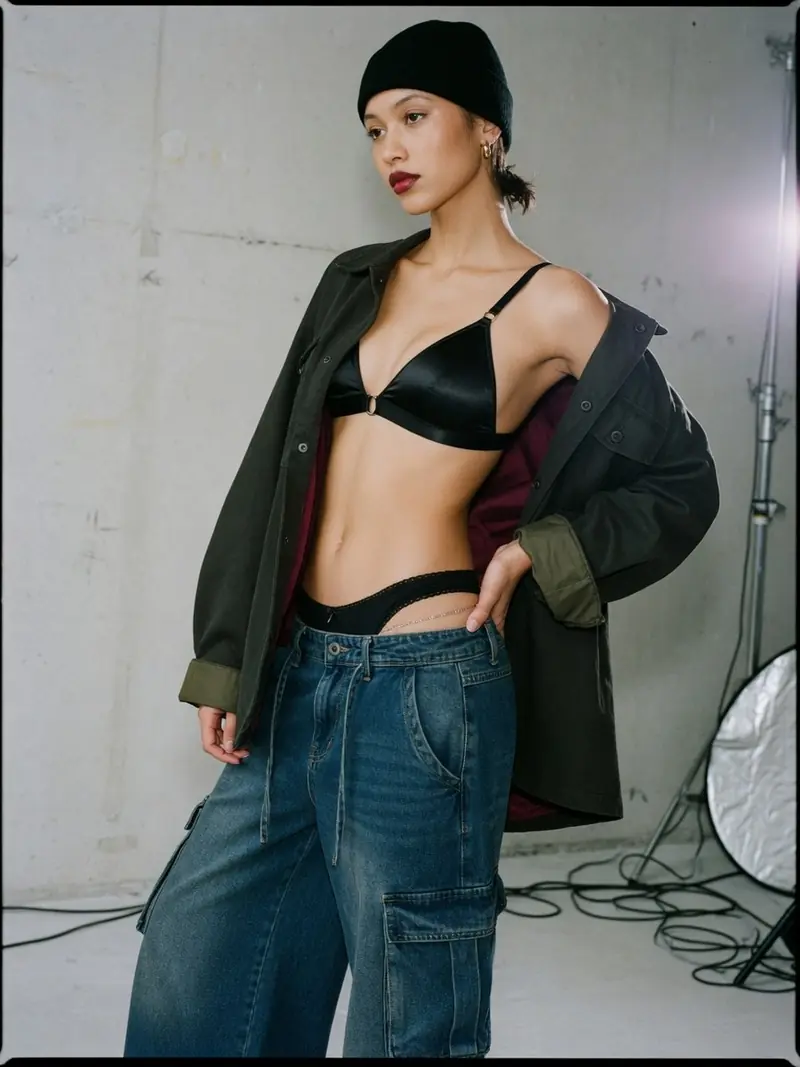 Brassière visible, taille basse : le dosage streetwear qui tient chaud : look 1