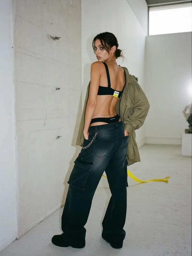 Brassière visible, taille basse : le dosage streetwear qui tient chaud : look 8