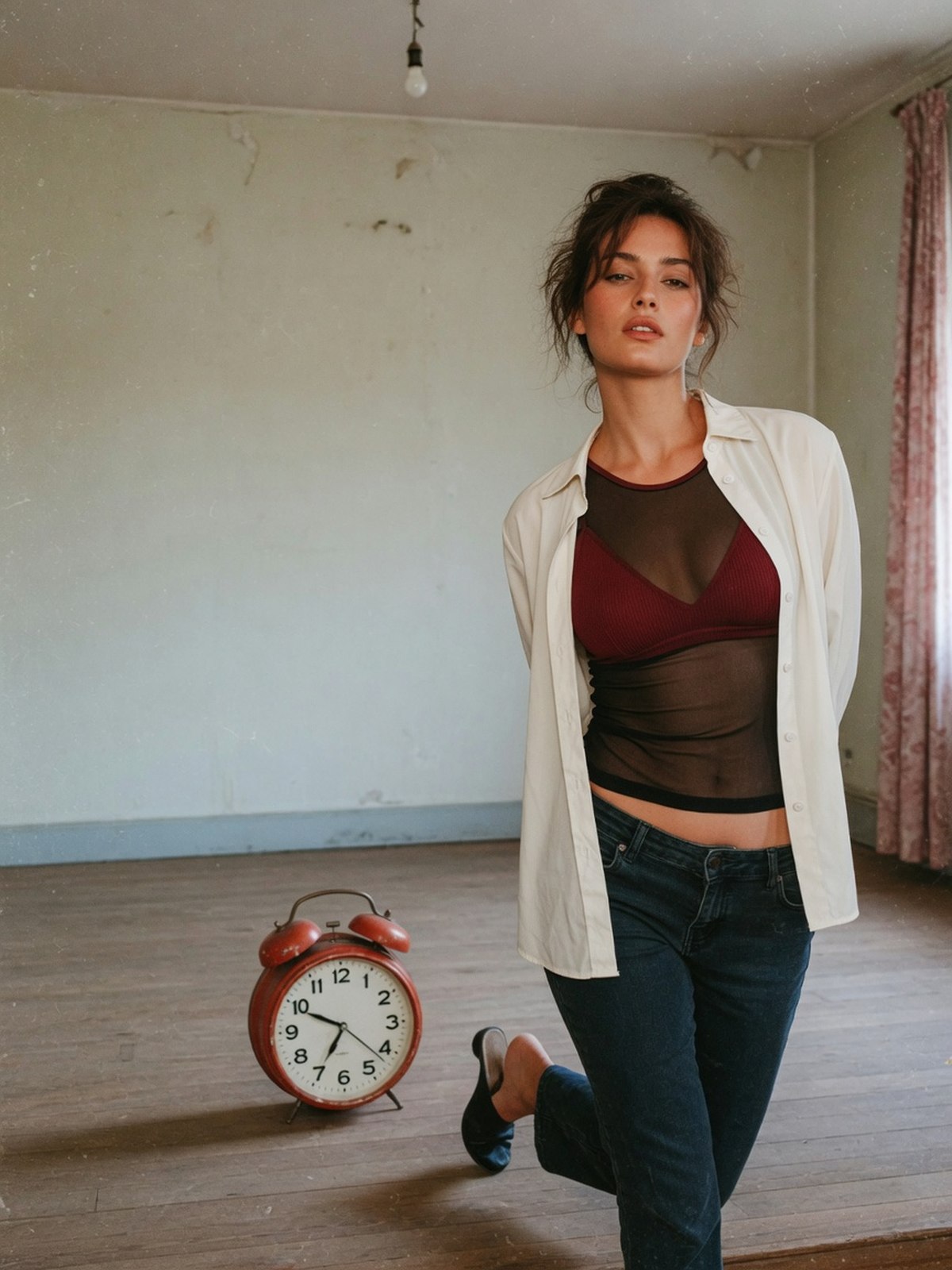 Superposition de brassière côtelée, débardeur en mesh et chemise en popeline ouverte sur un jean taille basse