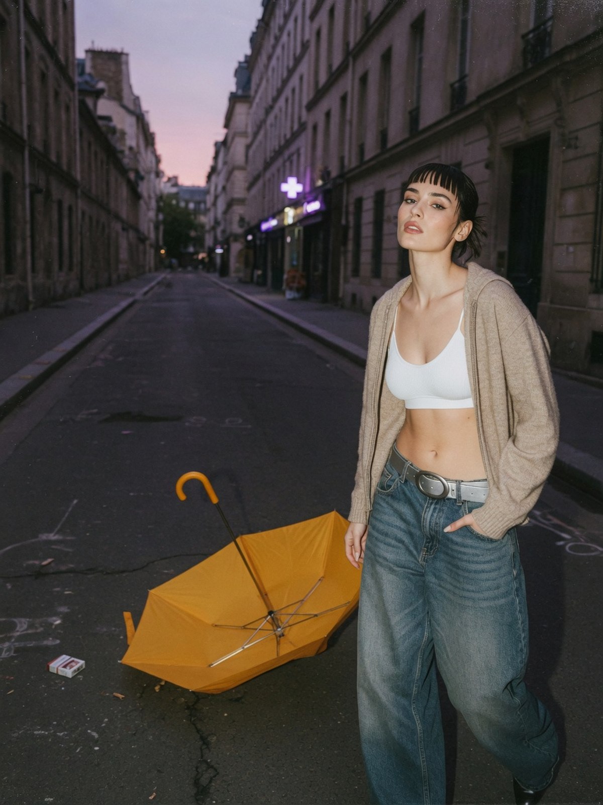 Gilet zippé en maille épaisse ouvert sur une brassière visible, associé à un jean baggy en denim brut