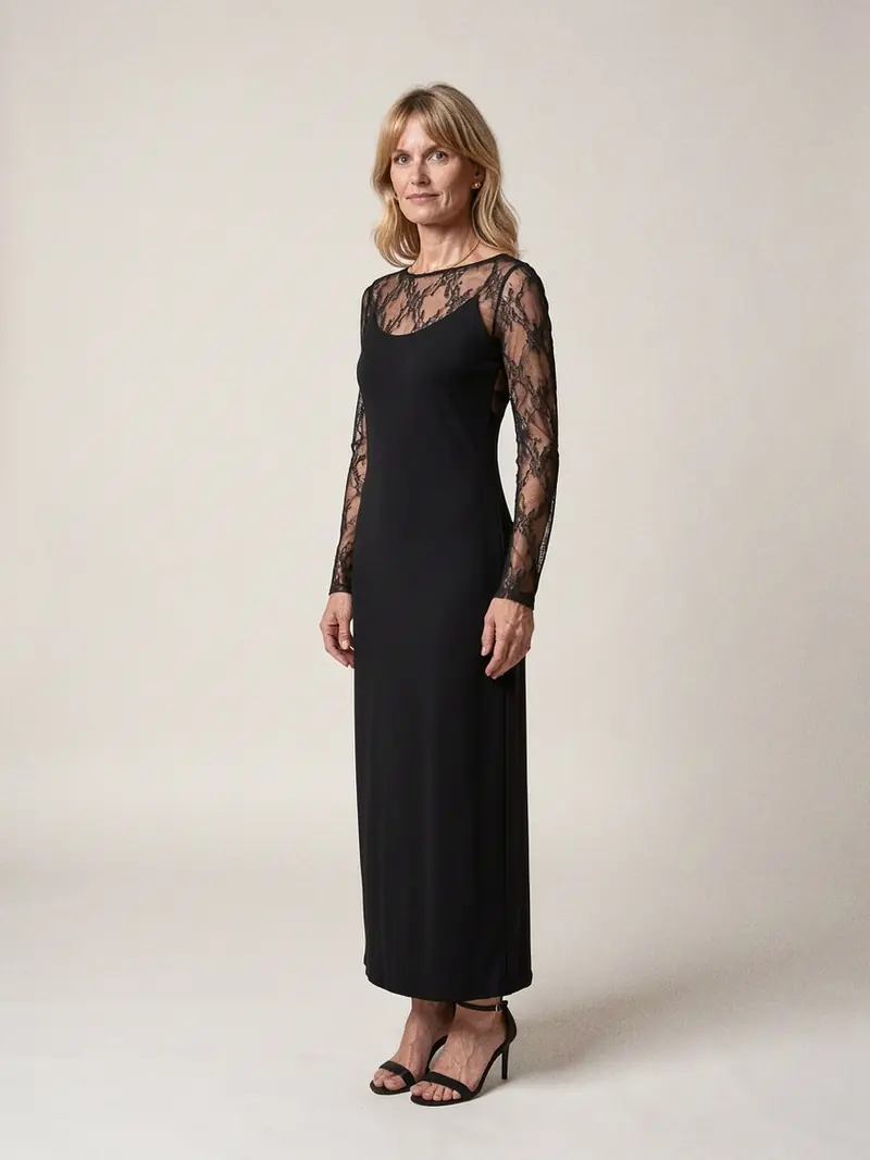 Illustration, mannequin fictif : Femme en longue robe noire à manches en dentelle noire transparente sur une doublure noire mate, avec des sandales noires à lanières.