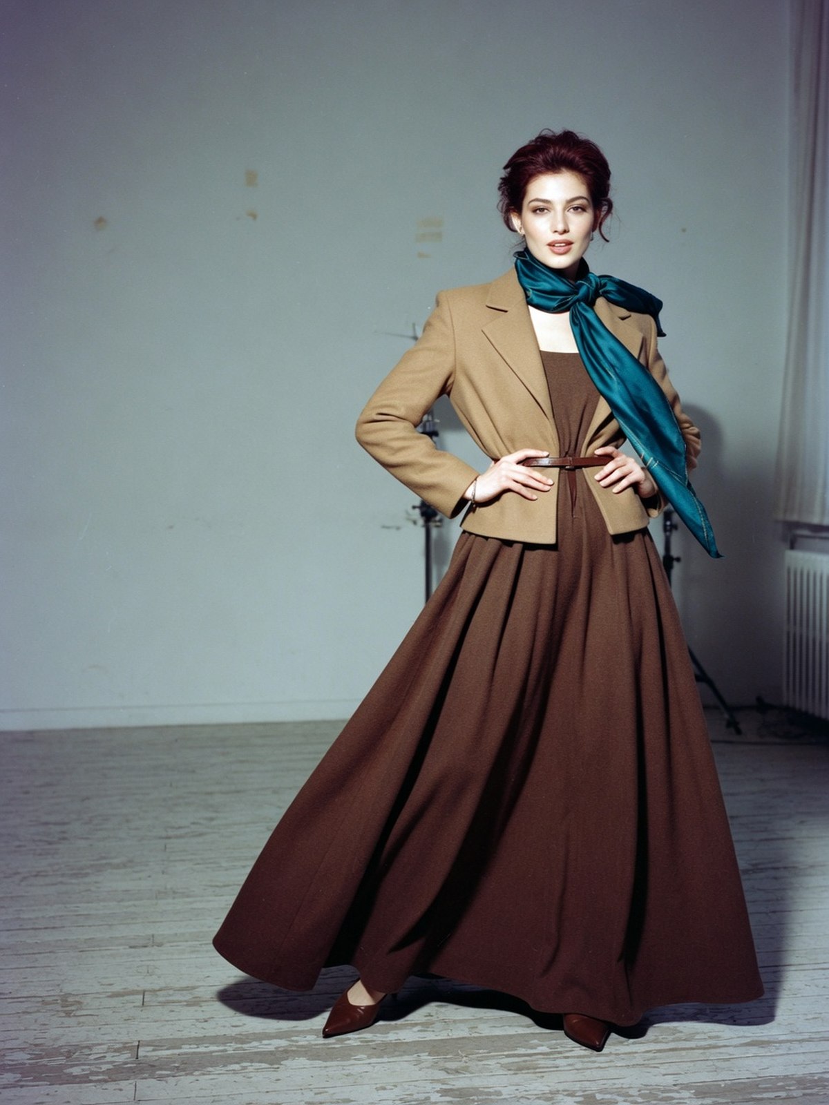 Silhouette associant une veste courte cintrée et une robe longue fluide, tons camel et chocolat.
