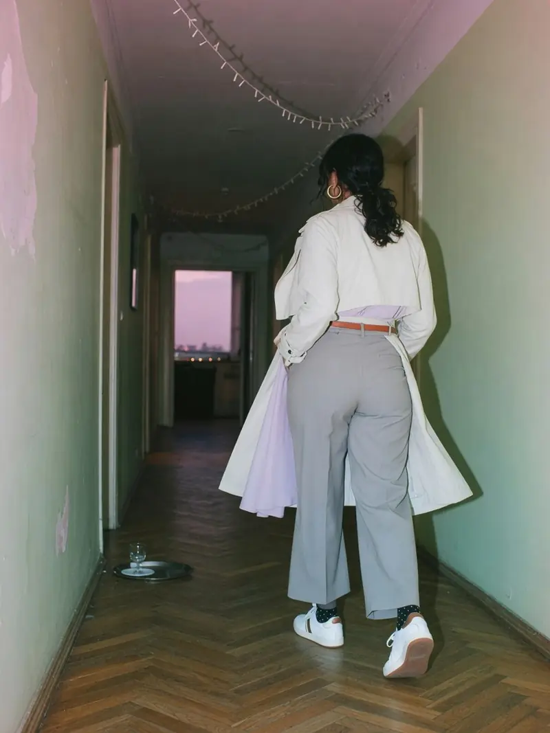 Comment porter des sneakers femme selon sa silhouette, pas la saison : look 3