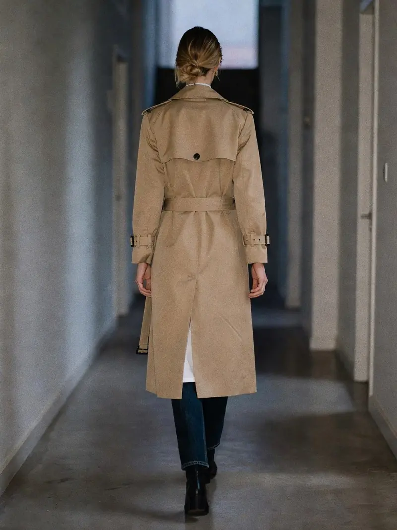 Comment porter un trench femme : ce que révèlent ses détails militaires : look 3