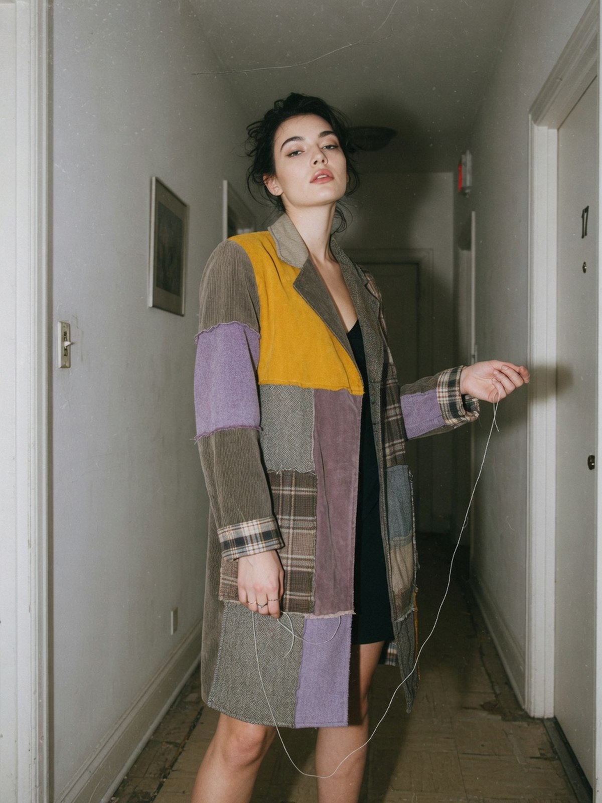 Mannequin vêtue d'un manteau patchwork assemblé à partir de tissus dépareillés
