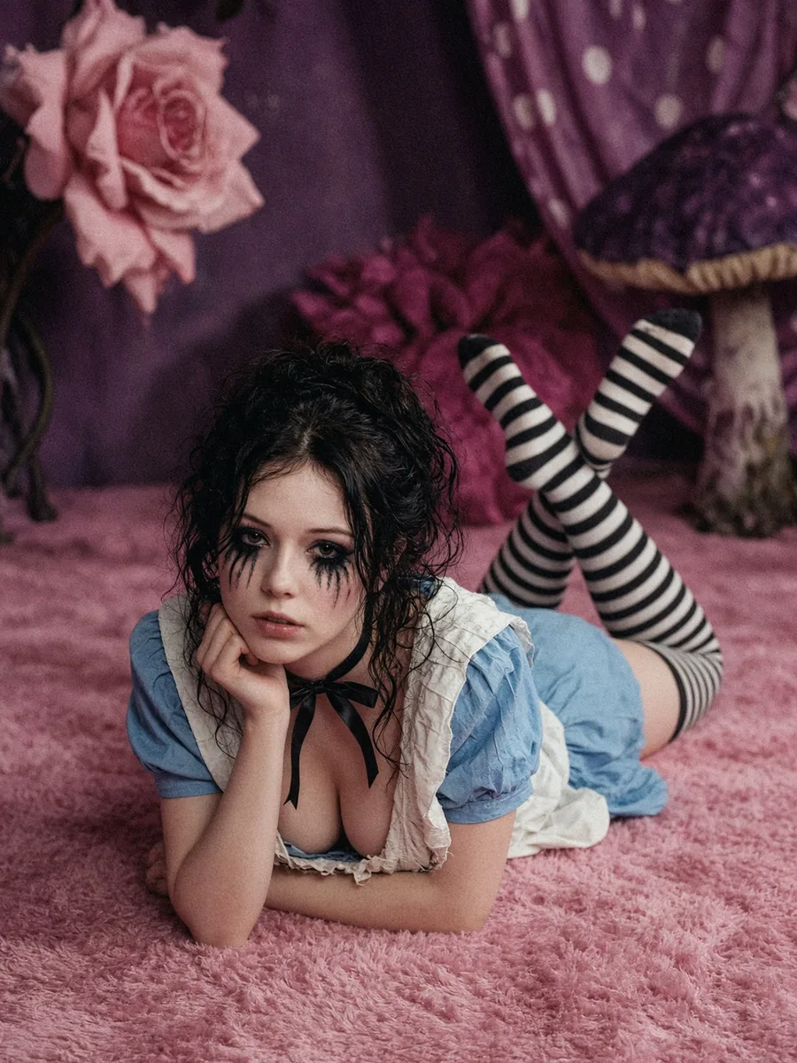 Déguisement Alice sexy fait maison, robe bleue, tablier blanc, chaussettes rayées et mascara qui coule
