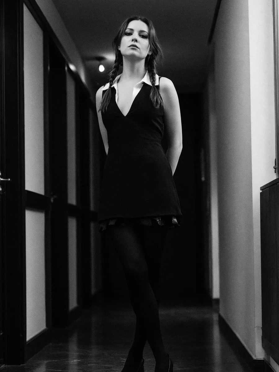 Déguisement Mercredi gothique, robe noire courte à col blanc, deux tresses et collant noir