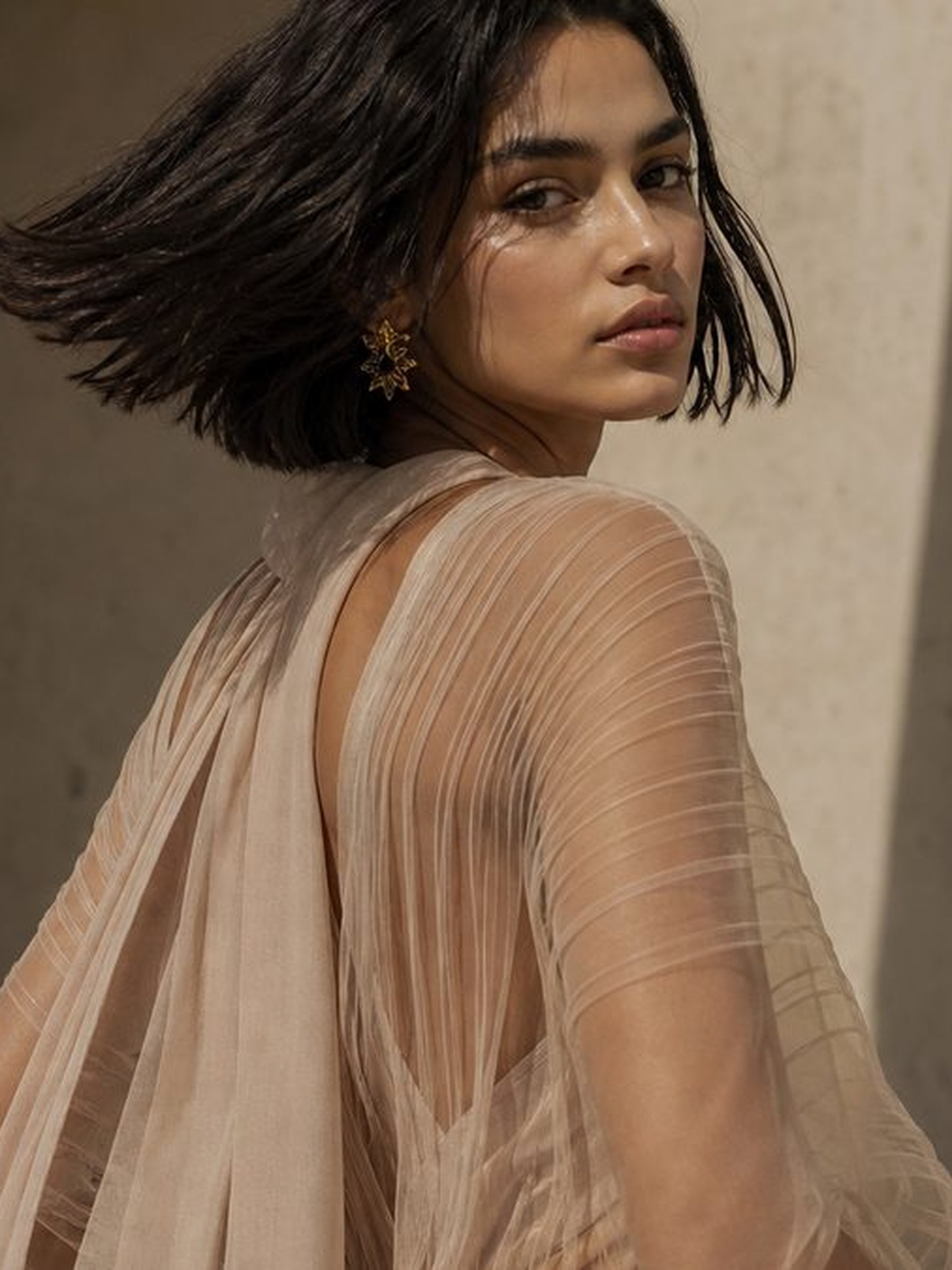 Mannequin en jupe asymétrique bordée de tulle et superposition transparente, photo de mode style argentique