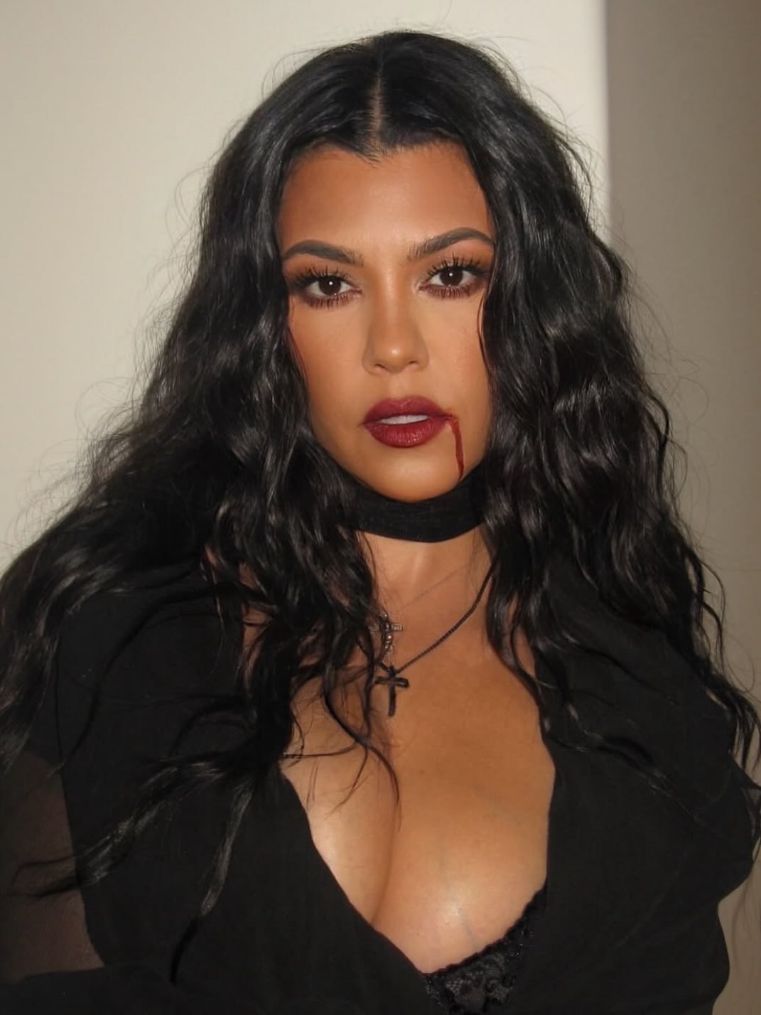 Publication de andrewfitzsimons sur Instagram : Kourtney Kardashian, Kourtney Kardashian en vampire de dentelle : le look Halloween à copier