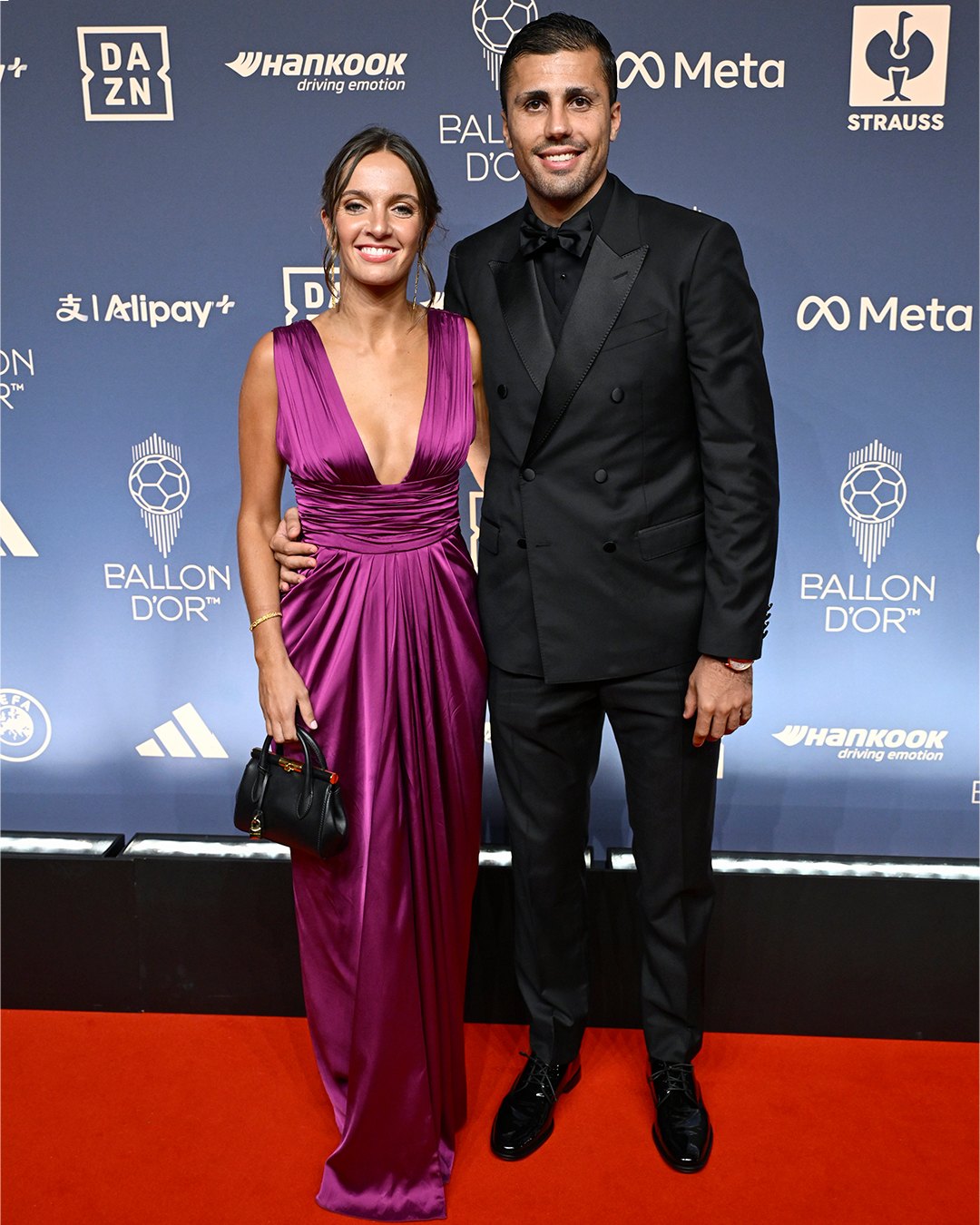 Publication de Dolce&Gabbana sur Instagram : Laura Iglesias, robe satin cyclamen Ballon d'Or 2026