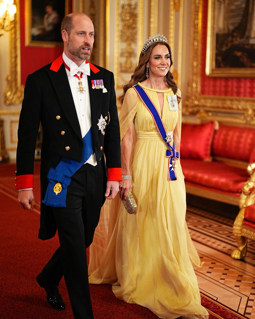 Publication de Gala sur Instagram : Kate Middleton, Kate Middleton en robe longue dorée Elie Saab au banquet d'État de Windsor pour le sultan d'Oman