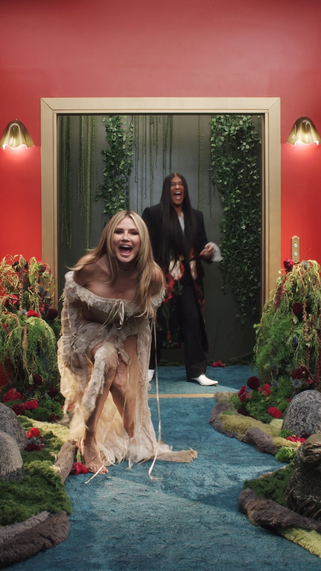 Publication de instylemagazine sur Instagram : Heidi Klum, Halloween chic : Heidi Klum en robe de gala dentelle usée, le glamour brut
