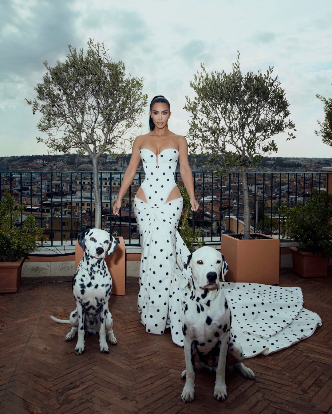 Publication de Kim Kardashian sur Instagram : Kim Kardashian, robe bustier à pois à Rome