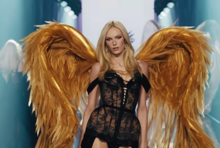 Publication de urfashionarchive sur Instagram : Alex Consani, Alex Consani, le bodysuit à ailes dorées : la pièce qui structure tout le passage