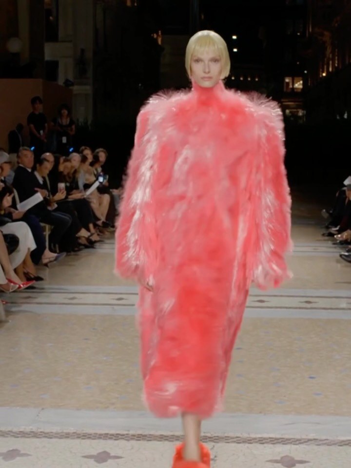 Publication de Vogue France sur Instagram : Alex Consani, Alex Consani en lingerie rose à cape caméléon : le deuxième look du défilé