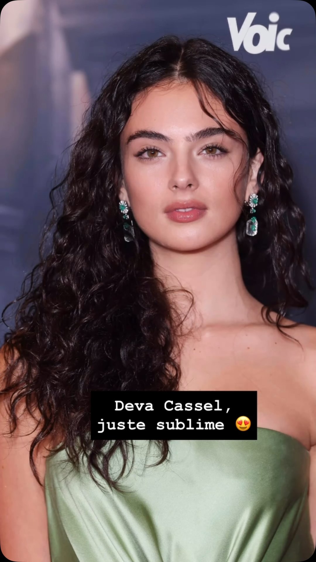Publication de Voici sur Instagram : Deva Cassel, Vert amande : le test en cabine avant de craquer