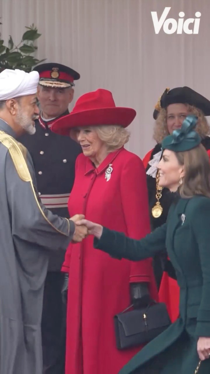 Publication de Voici sur Instagram : Kate Middleton, Kate Middleton en robe longue dorée Elie Saab au banquet d'État de Windsor pour le sultan d'Oman