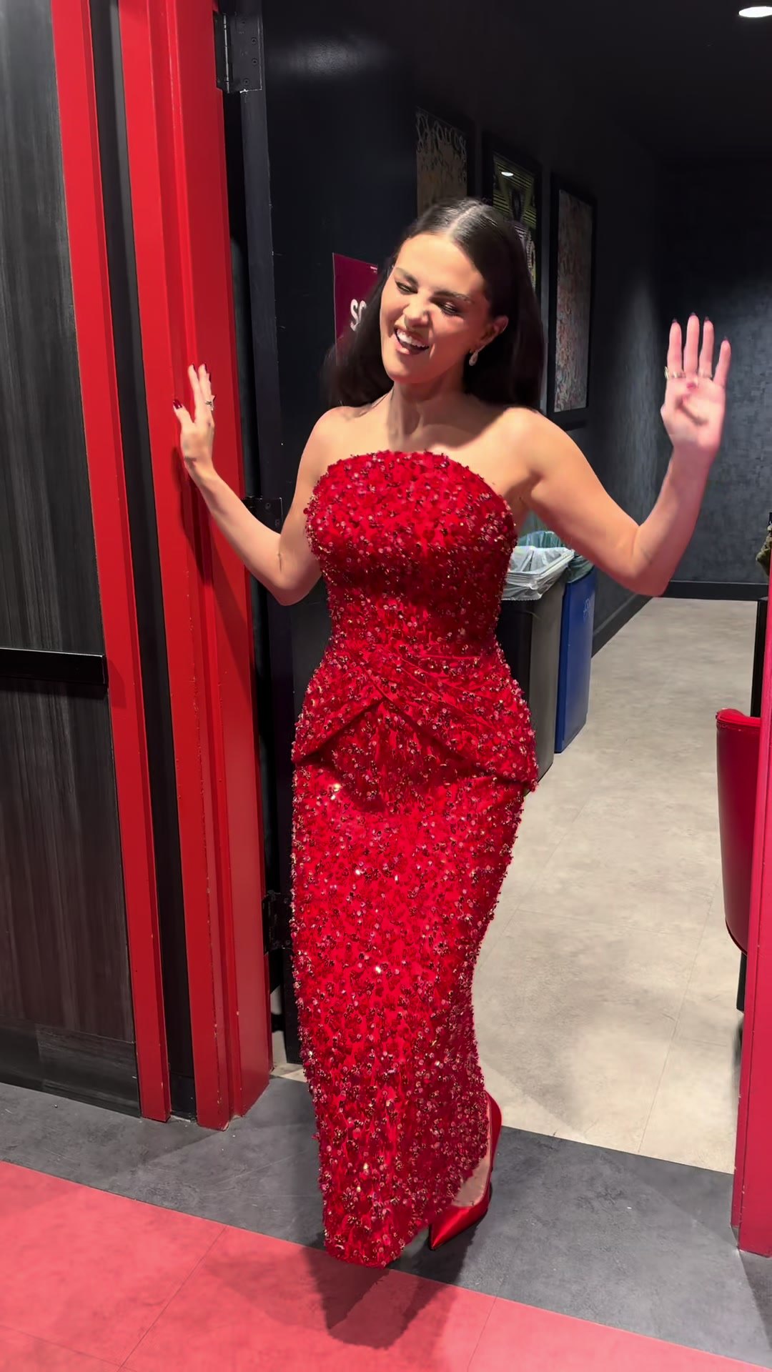 Vignette de la vidéo TikTok de Selena Gomez : Selena Gomez, Selena Gomez au rouge total : robe et talons assortis