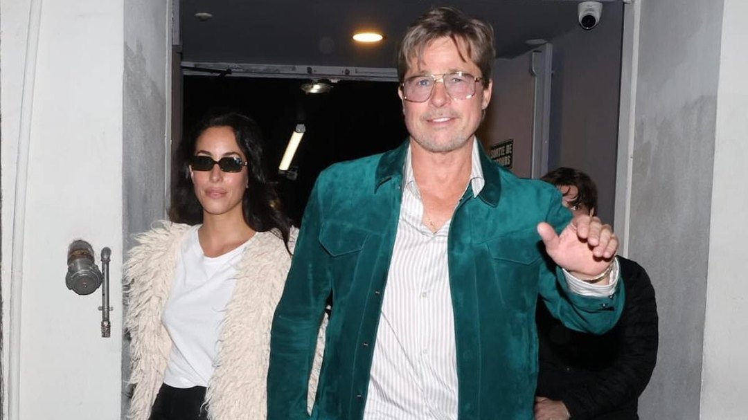 Publication de Daily Mail US sur X : Brad Pitt, Brad Pitt et Ines de Ramon : tenues remarquées pour une sortie à Paris