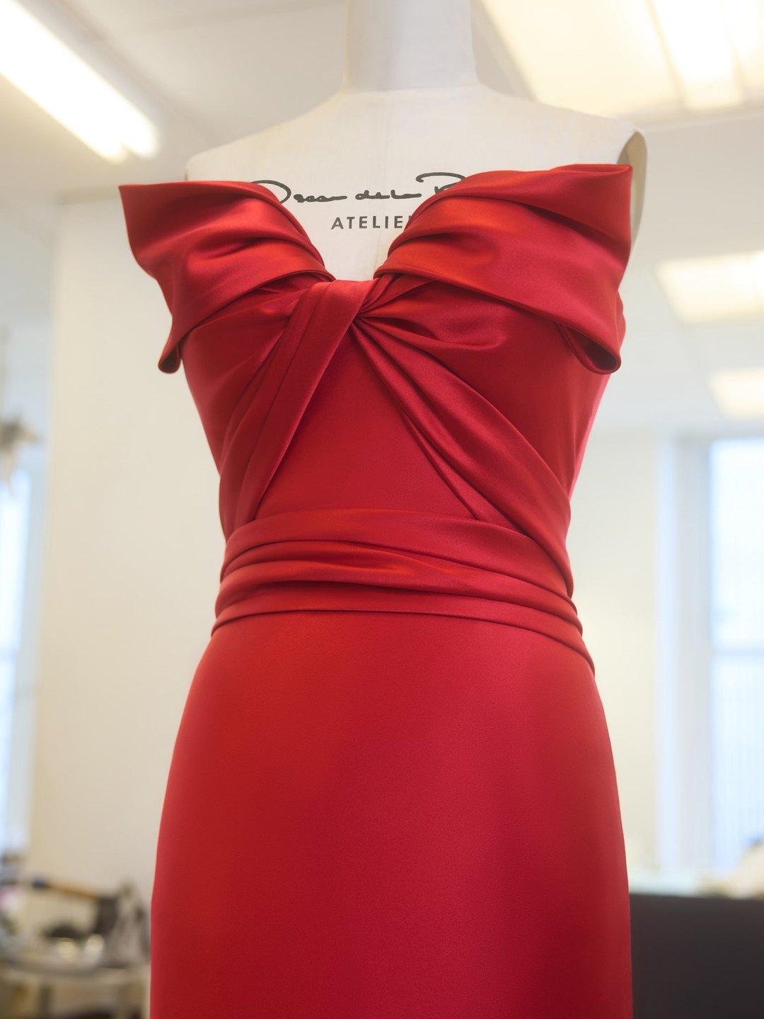 Publication de Oscar de la Renta sur X : Sydney Sweeney, Le phénomène Sydney Sweeney vu par la mode : satin rouge Oscar de la Renta, Armani vintage et glamour hollywoodien assumé