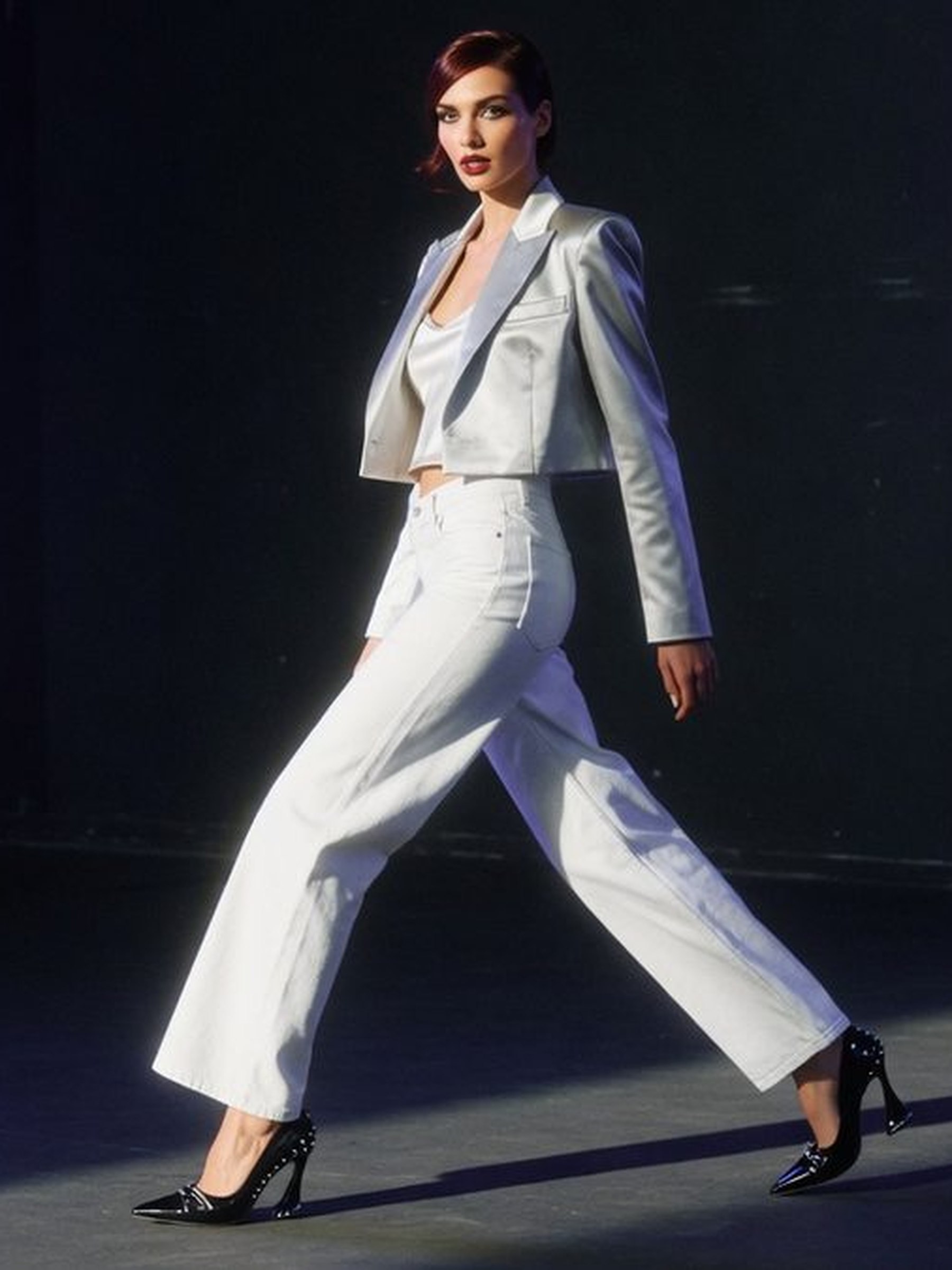 Mannequin portant un escarpin noir slingback façon années 80 avec un jean droit, ourlet arrêté à la cheville.