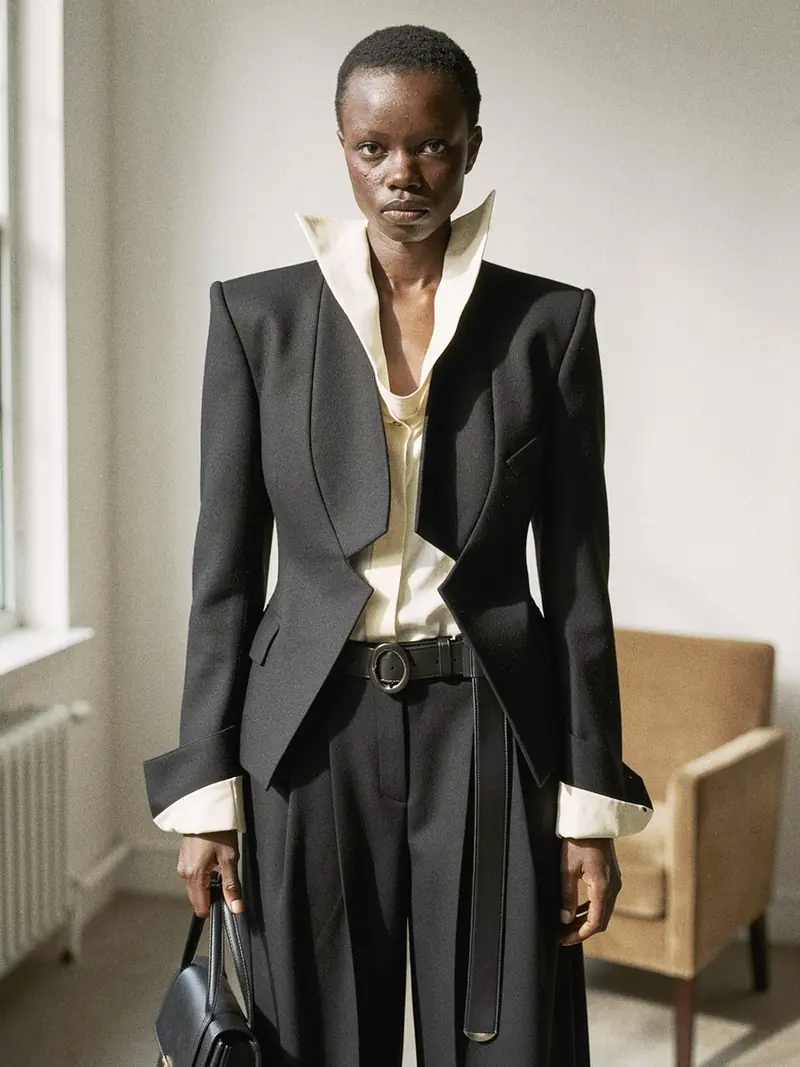 Givenchy : Sarah Burton remplace la jupe fourreau par la maille technique : le détail de la matière