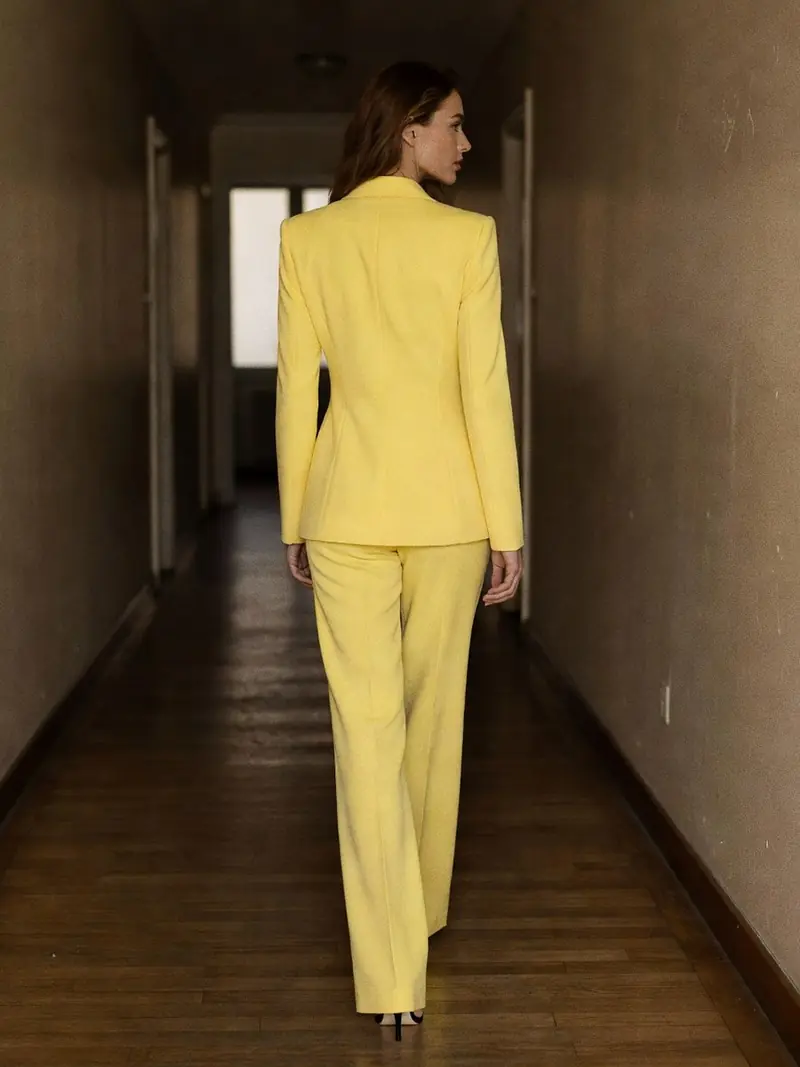 Le jaune beurre est la couleur qui va dominer ton automne 2026 : look 3
