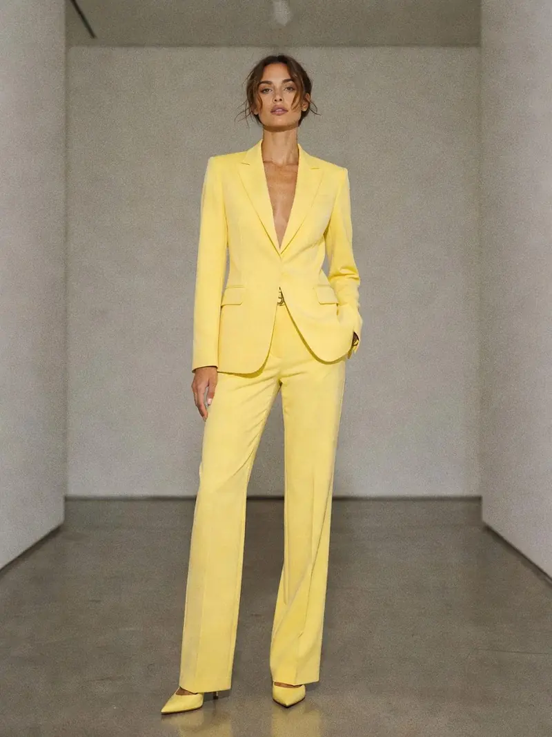 Le jaune beurre est la couleur qui va dominer ton automne 2026 : look 8