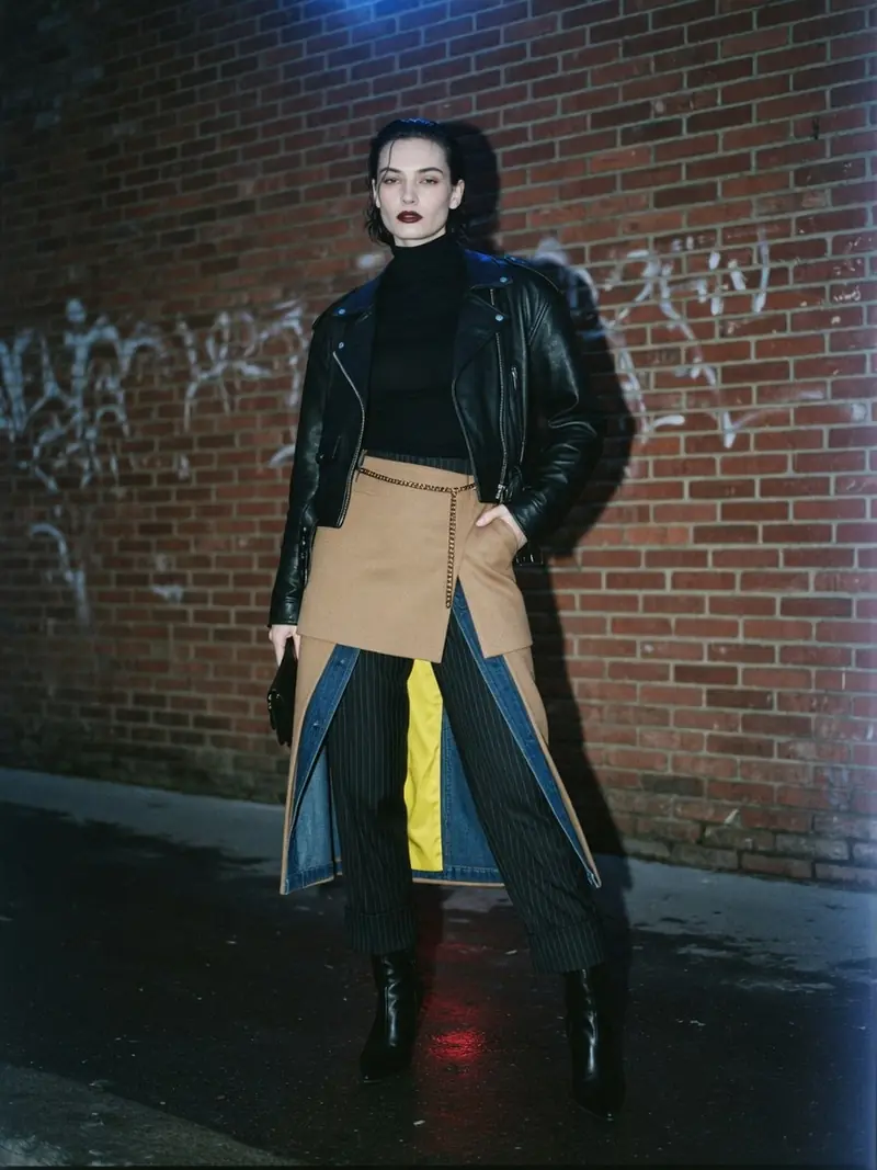 La jupe sur pantalon revient à la Fashion Week, en version courte et portable : look 11
