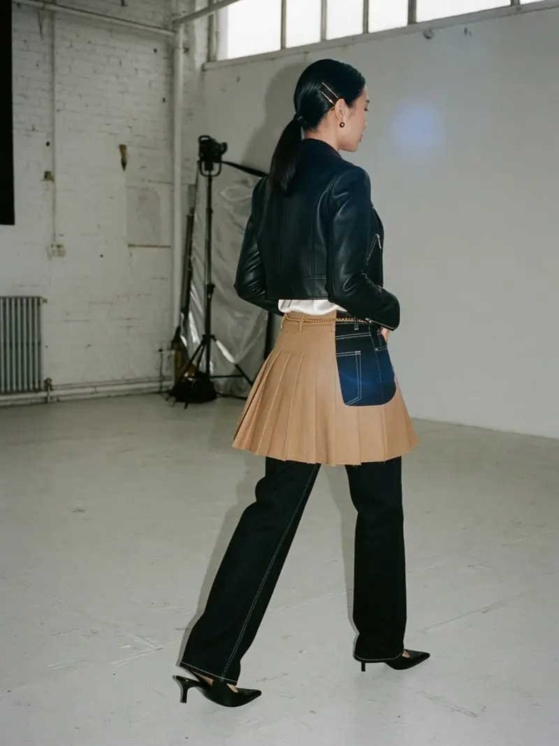 La jupe sur pantalon revient à la Fashion Week, en version courte et portable : look 13