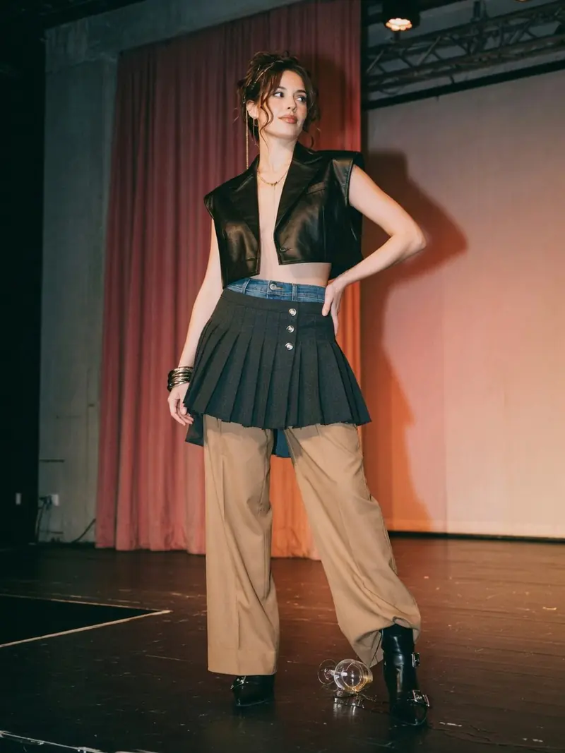 La jupe sur pantalon revient à la Fashion Week, en version courte et portable : look 7