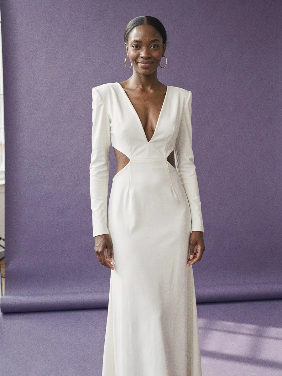 Illustration, mannequin fictif, robe échancrée : la tenue complète