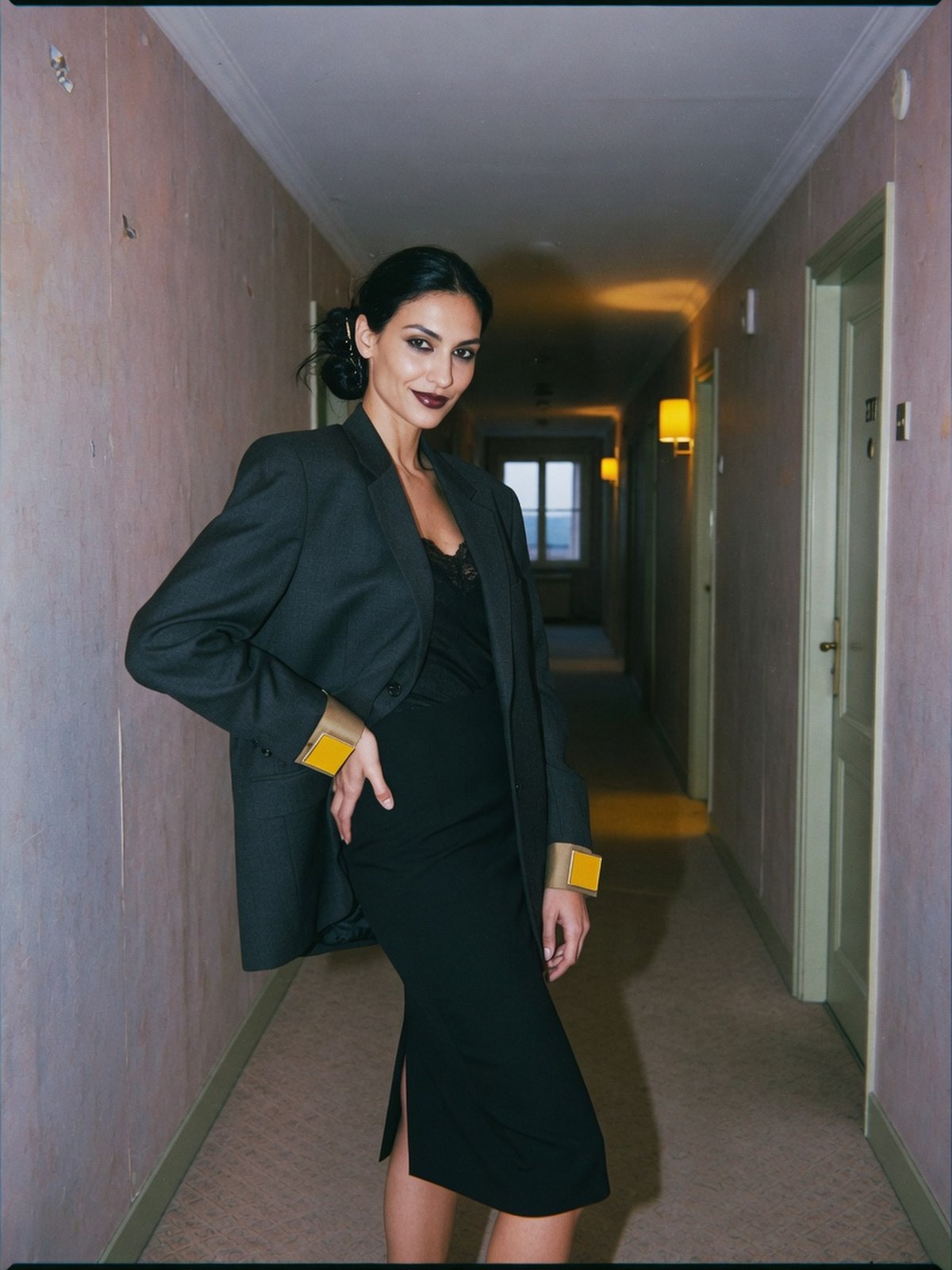Femme en blazer oversize masculin et jupe crayon ajustée, jeu de contraste de volumes
