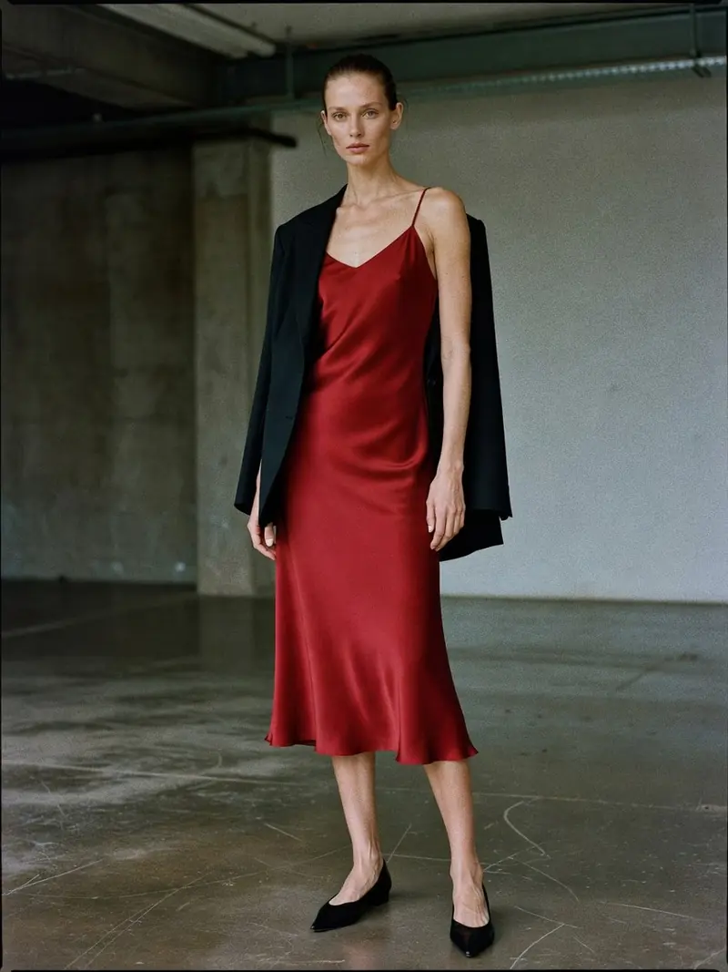 À la London Fashion Week, la mini-robe Simone Rocha domine le street style : look 1