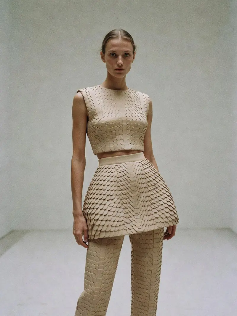 Ce que la robe Mondrian d'Yves Saint Laurent et l'Armadillo de McQueen disent : look 1
