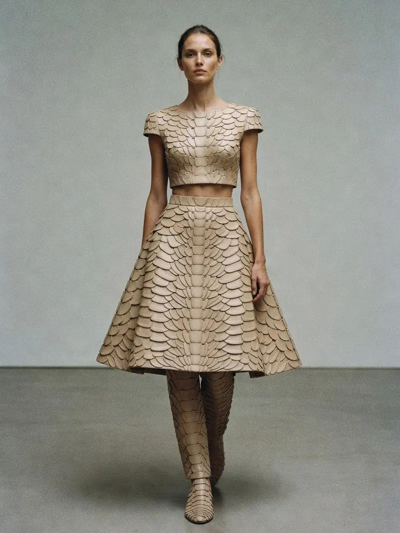 Ce que la robe Mondrian d'Yves Saint Laurent et l'Armadillo de McQueen disent : look 20
