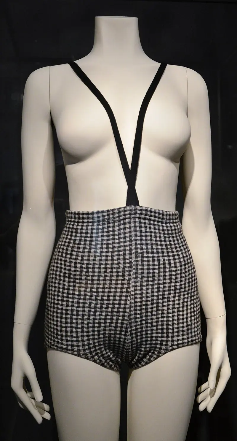 Le monokini original de Rudi Gernreich de 1964, en laine à petits carreaux, exposé sur un buste de musée