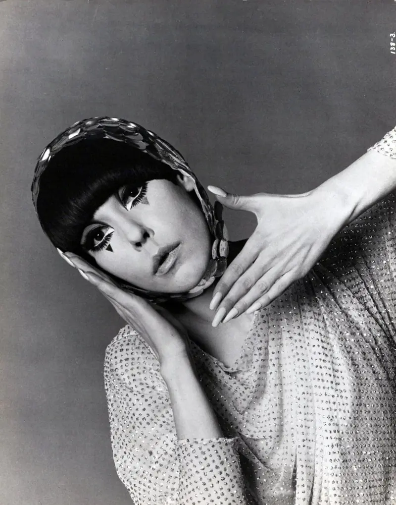 Portrait en noir et blanc de Peggy Moffitt, mannequin de Rudi Gernreich, vers 1966