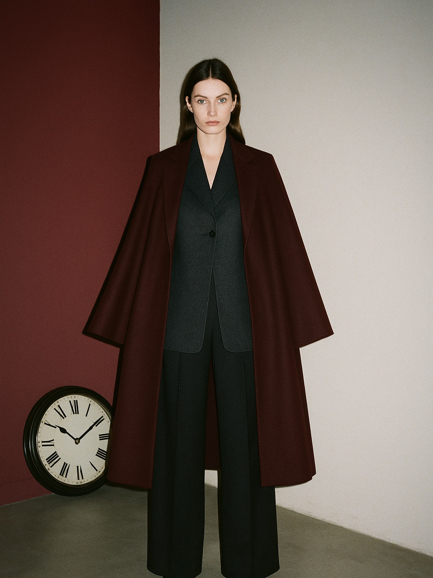 Mannequin en manteau long structuré et cape superposée, silhouette équilibrée pour une morphologie en A