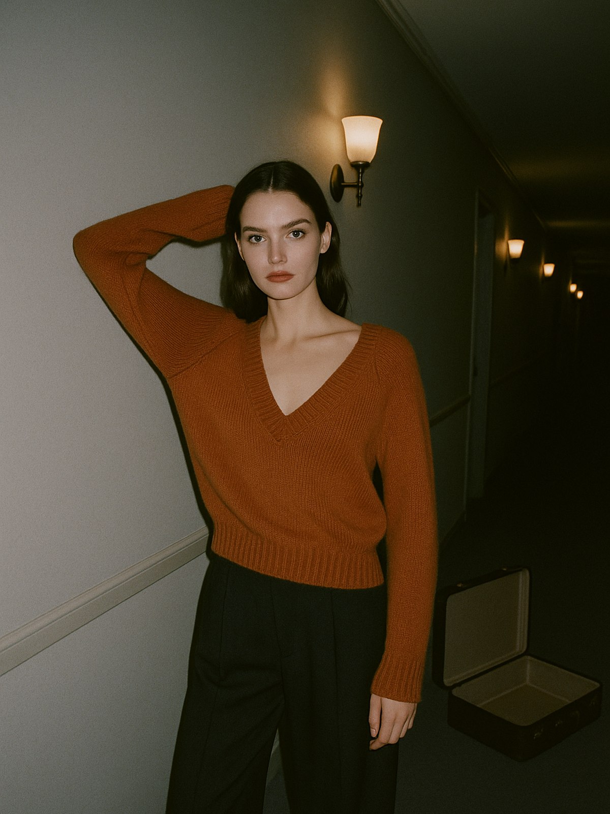Mannequin en pull à manche raglan et décolleté en V, bras levé montrant la couture diagonale de la manche.