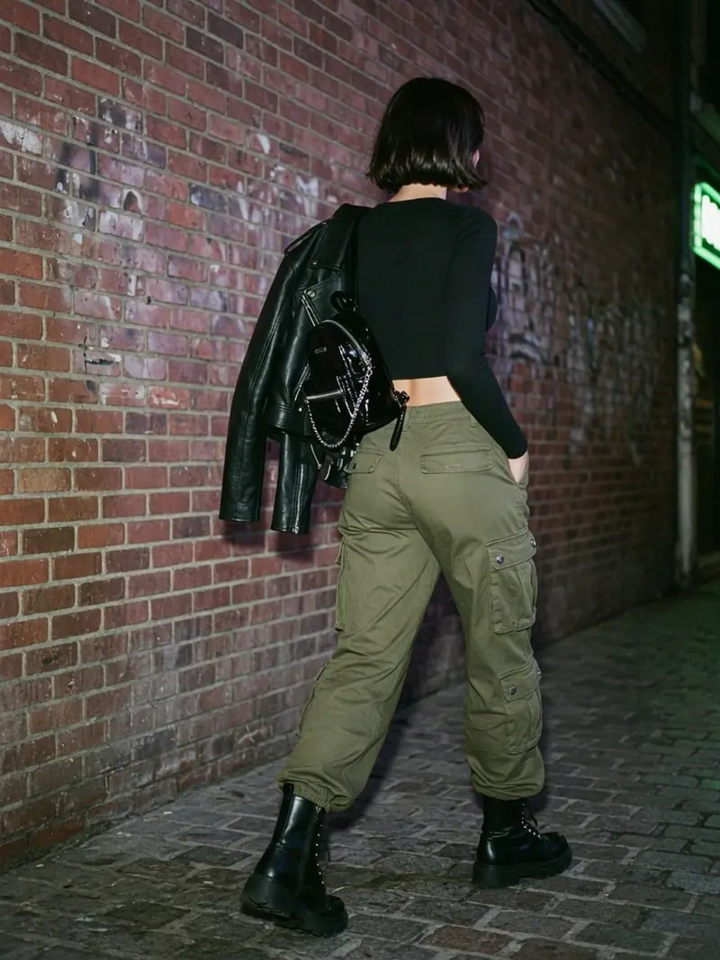 Pantalon cargo femme : pourquoi il se porte mieux qu'en 2000 : look 23