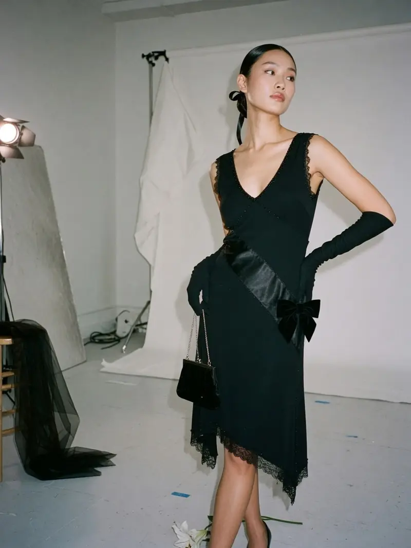 Petite robe noire, 100 ans : pourquoi la garder malgré la vague grise : look 1