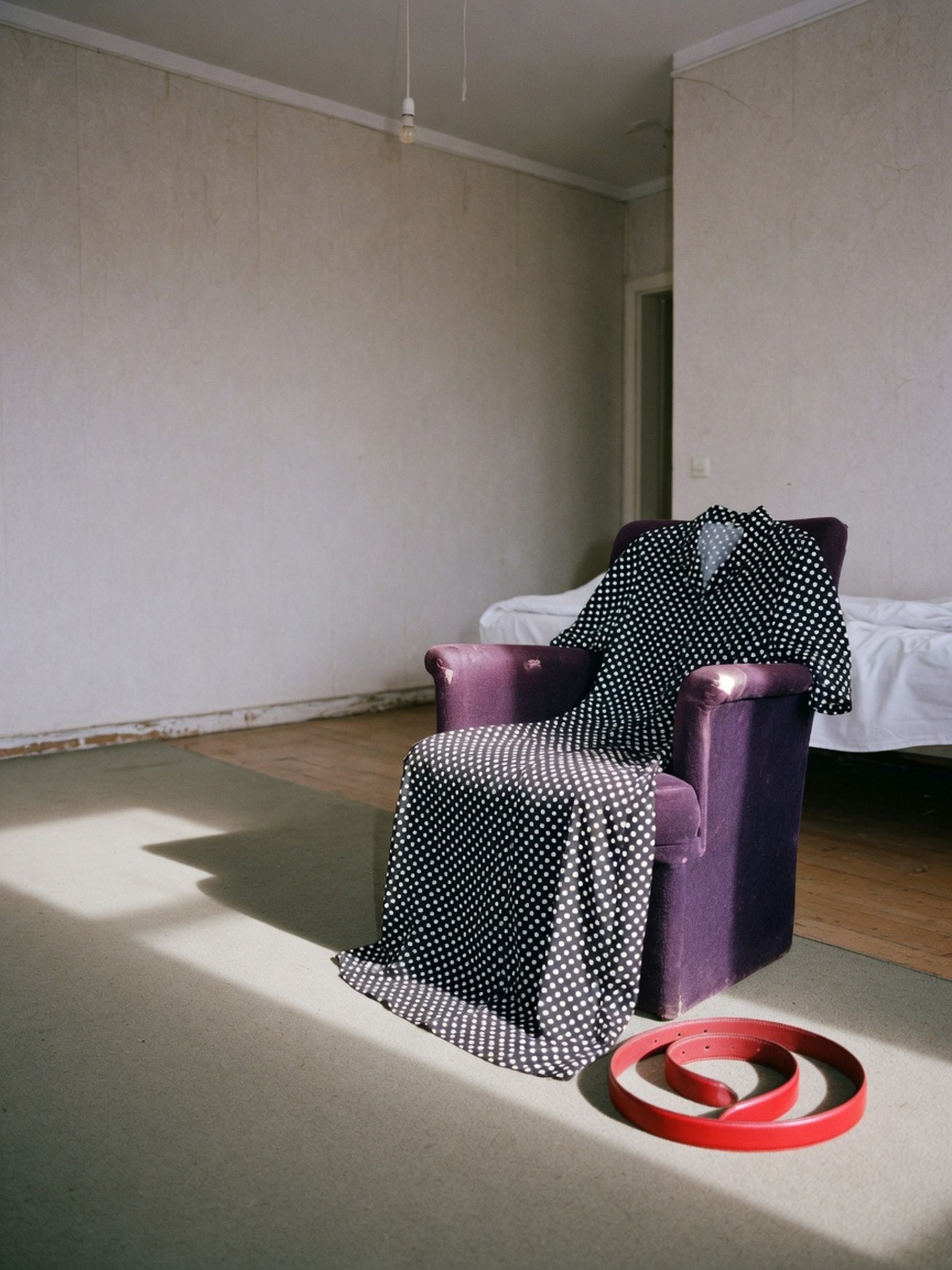 Robe à pois noir et blanc drapée sur une chaise, gros plan sur la répartition du motif