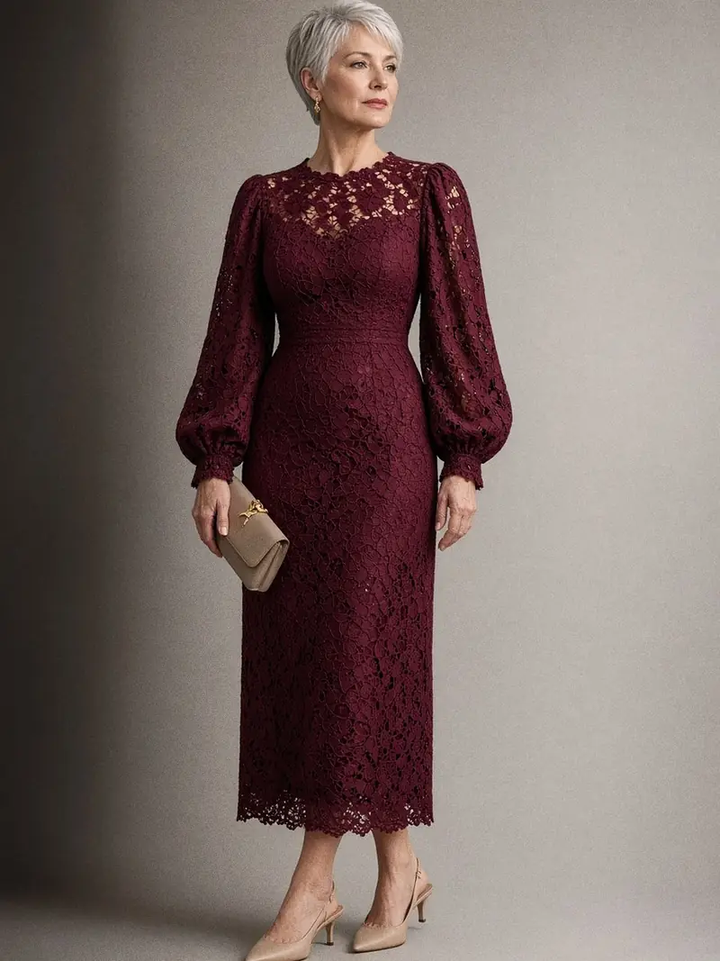 Illustration, mannequin fictif : Jeune femme en robe midi en dentelle bordeaux doublée à manches longues bouffantes, avec escarpins slingback beiges et pochette