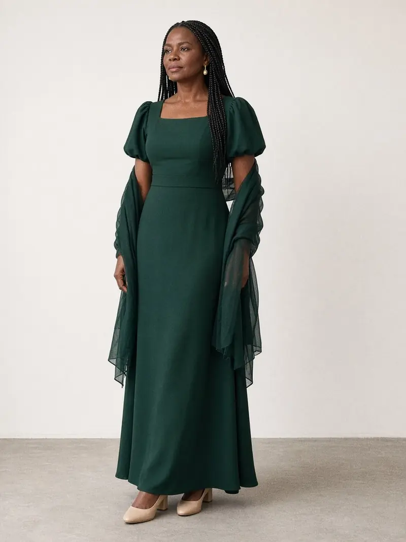 Illustration, mannequin fictif : Femme en robe longue vert forêt à manches ballon courtes, une étole de mousseline vert foncé sur les épaules.