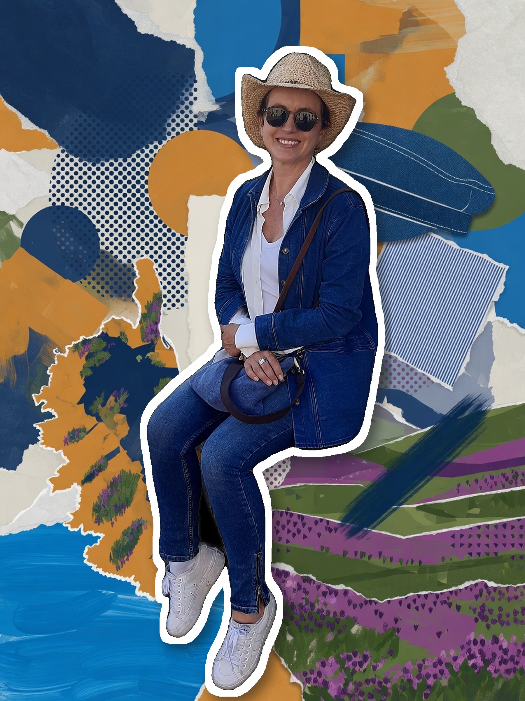 Mannequin en casquette de marin en denim bleu marine, chemise à fines rayures bleues et blanches et veste en jean brut, sur un quai au crépuscule à côté d'une malle rouge brique