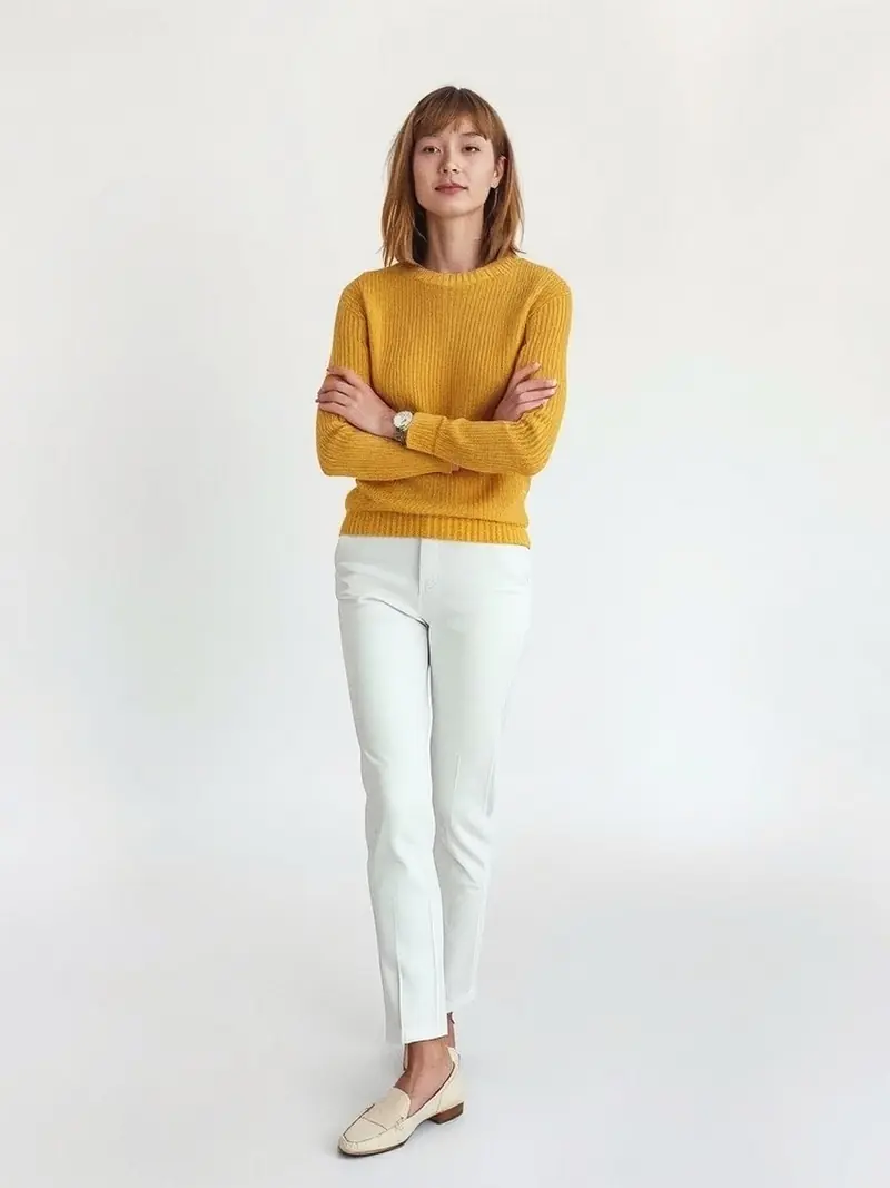 Illustration, mannequin fictif : Femme en pull fin jaune mimosa, pantalon droit blanc craie et mocassins plats ivoire, sans accessoires.