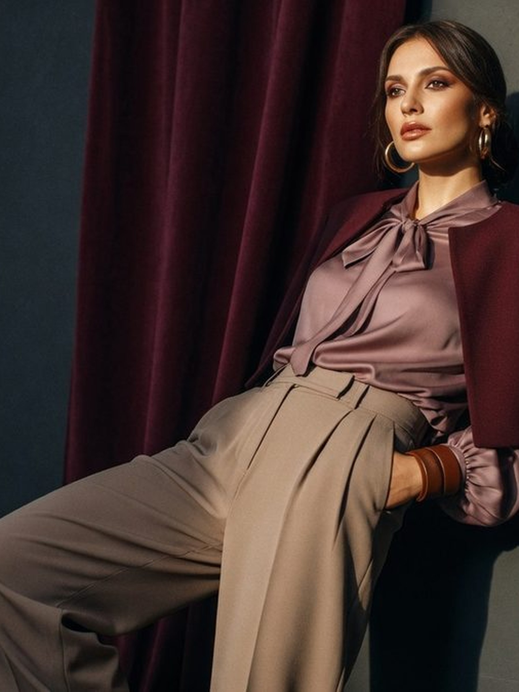 Mannequin en pantalon tailleur taupe structuré, photographie de mode éditoriale en lumière naturelle